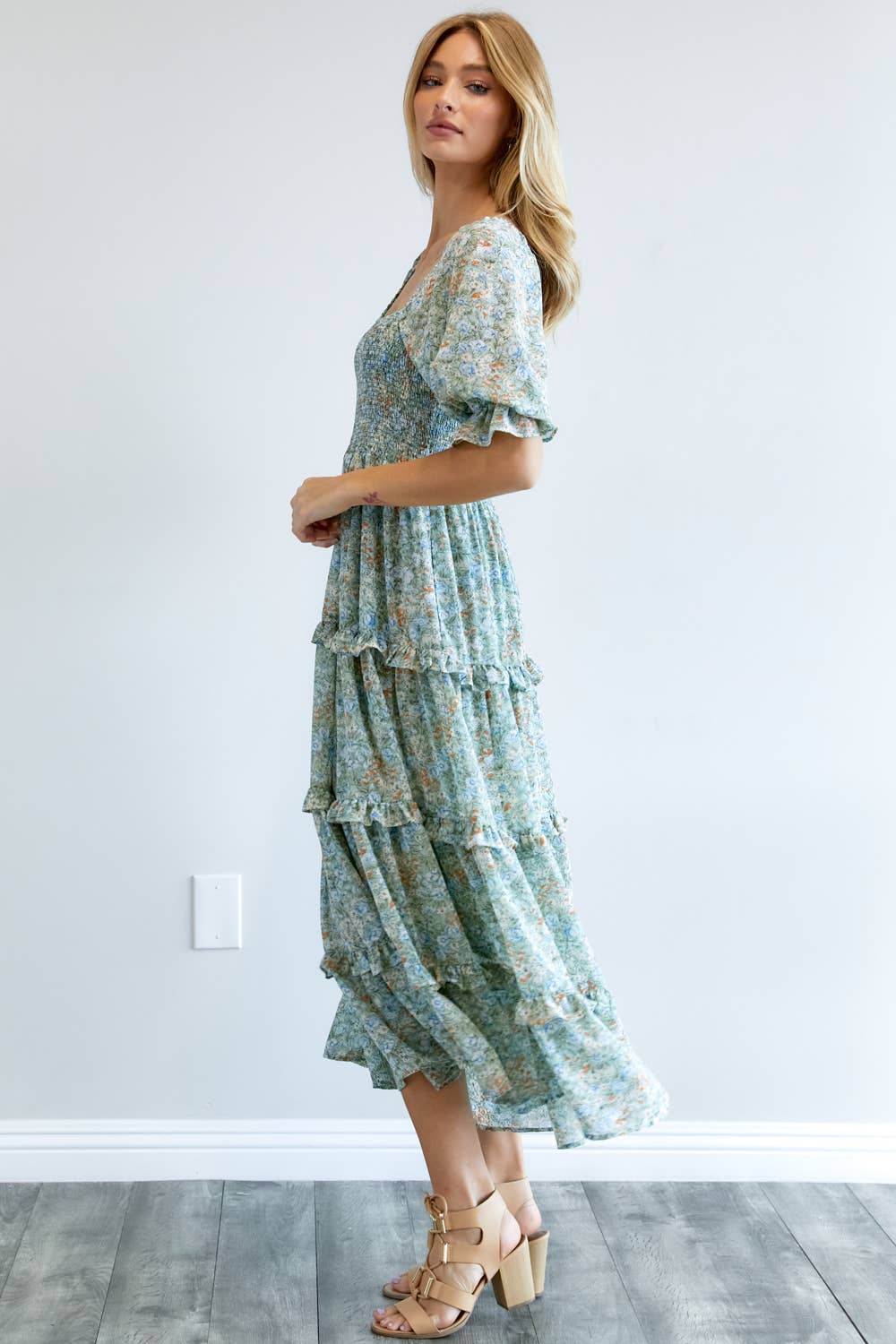 Side view of the tiered floral dress with ruffle trim